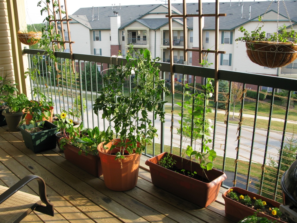 5 идей как обустроить незастекленный балкон к весне