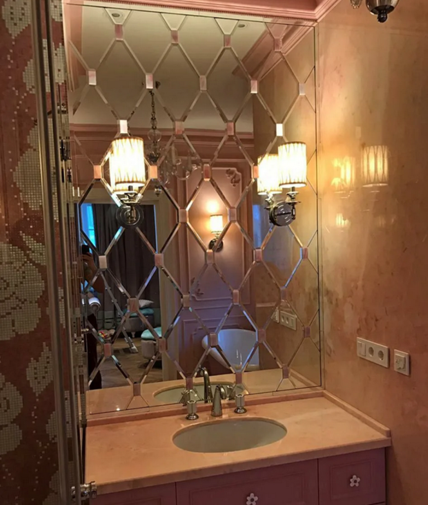 Зеркало с фацетом Неоклассика в ванной. Зеркальная плитка. Зеркальное панно на стену. Зеркальная плитка в санузле. Зеркала в плитке ванной комнаты