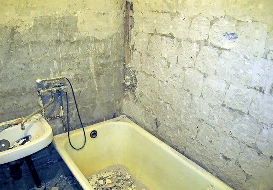 Стены в ванной хрущевки. Старая ванная комната. Ванная комната до ремонта. Ванная комната старенькая. Ванная в хрущевке Старая.