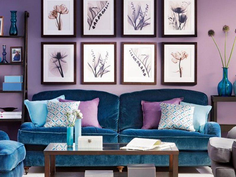 пурпурный диван в интерьере гостиной