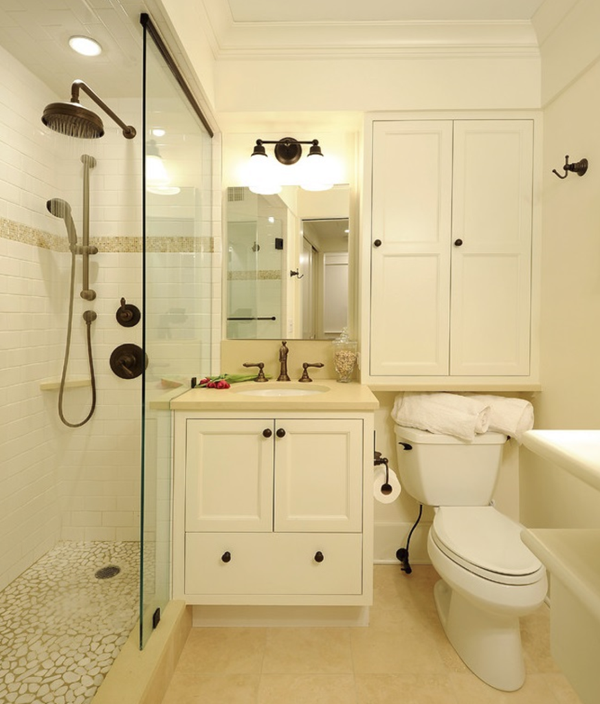 Маленькая ванна с унитазом. Небольшая ванная комната. Идея ванной комнаты с туалетом. Интерьер совмещенной ванной. Маленькая ванная комната дизайн.