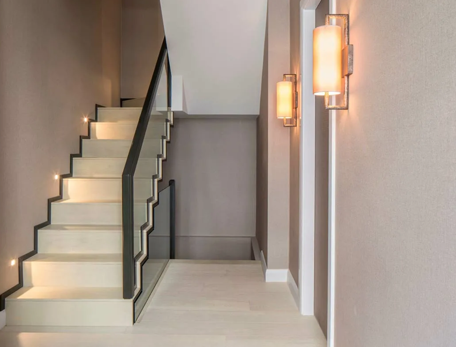 Светильник для подсветки лестницы. Stairslight автоматическая подсветка лестниц. Освещение лестницы в частном доме. Подсветка лестничного марша. Светильники на лестнице в частном доме.