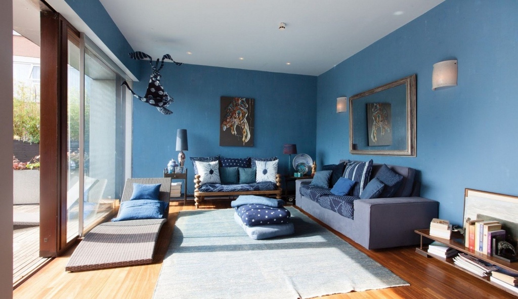 голубые стены серая мебель