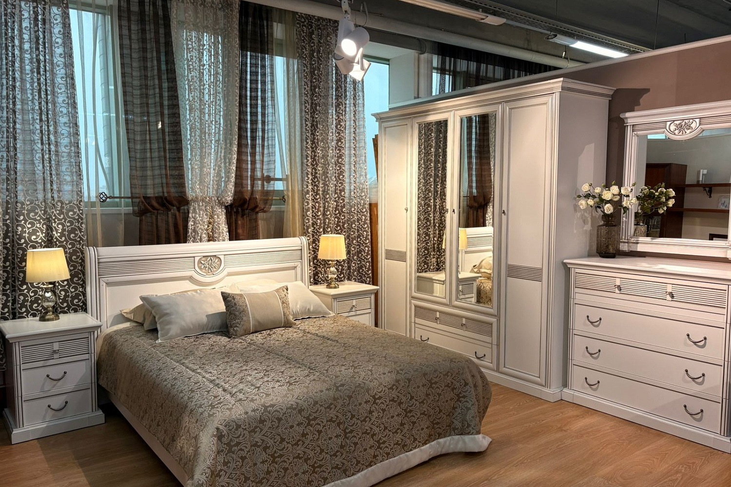 Распродажа - изображение №2 "Спальня Изотта (выставочный образец)"  на www.Angstrem-mebel.ru